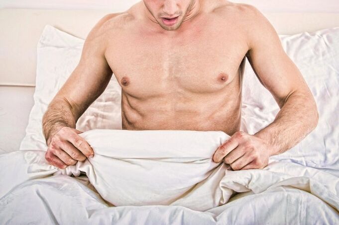 Un uomo pensa a un aumento del pene