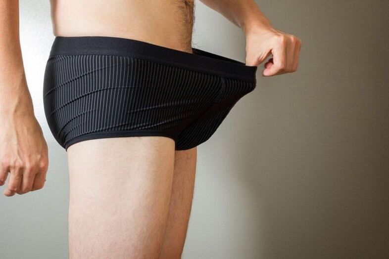 un uomo si guarda giù e vuole ingrandire il suo pene con la soda