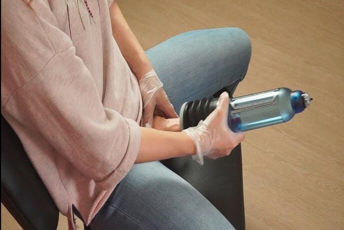 utilizzando una pompa per ingrandire il pene