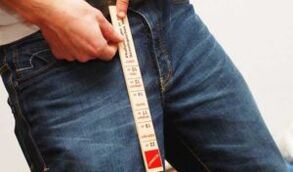 Uomo che misura il pene con il righello