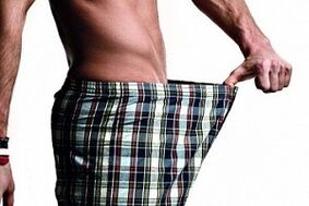 L'uomo guarda il pene e vuole aumentarlo